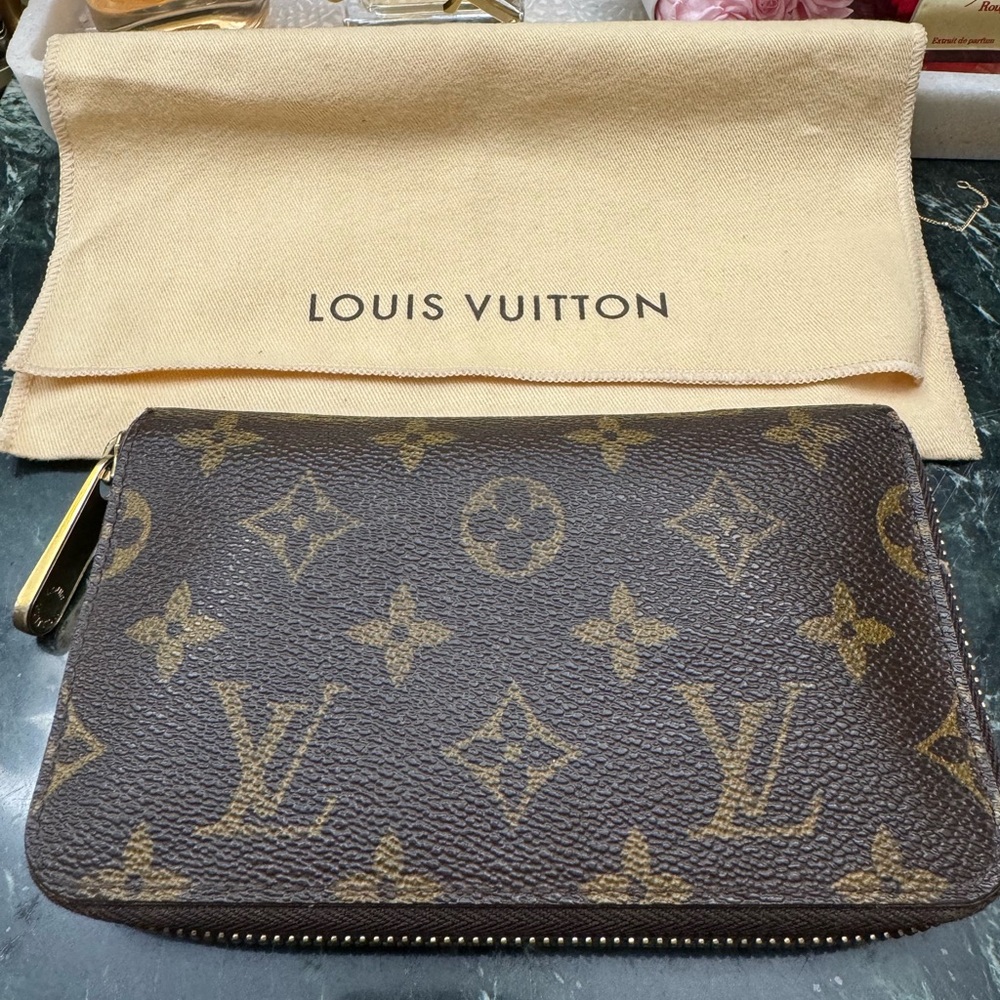 Louis Vuitton zippy wallet